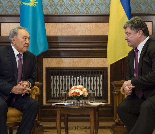 Назарбаев провел телефонный разговор с Порошенко Назарбаев провел телефонный разговор с Порошенко