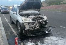 В Алматы вылетевшая из-под колёс крышка люка серьёзно повредила проезжавшее авто В Алматы вылетевшая из-под колёс крышка люка серьёзно повредила проезжавшее авто