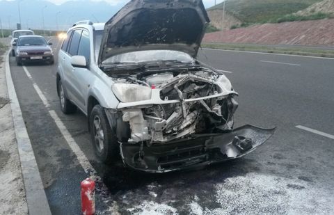 В Алматы вылетевшая из-под колёс крышка люка серьёзно повредила проезжавшее авто В Алматы вылетевшая из-под колёс крышка люка серьёзно повредила проезжавшее авто