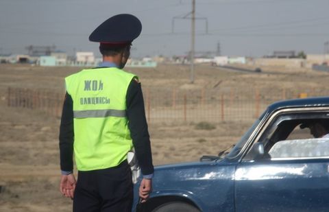 Ещё один сотрудник дорожной полиции Алматы опозорился перед водителем Ещё один сотрудник дорожной полиции Алматы опозорился перед водителем