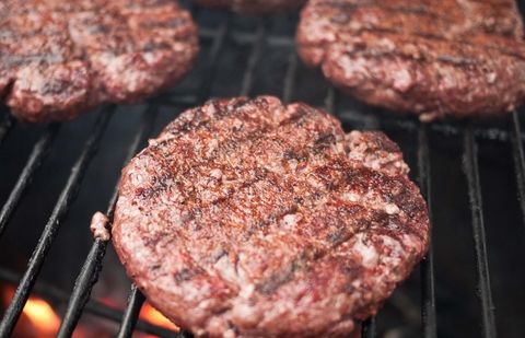 Плюющий на котлеты повар в одном из ресторанов Павлодара попал на камеру наблюдения Плюющий на котлеты повар в одном из ресторанов Павлодара попал на камеру наблюдения