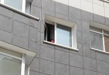 В Астане соседи помогли спасти девочку, оставшуюся в закрытой квартире В Астане соседи помогли спасти девочку