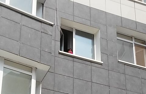 В Астане соседи помогли спасти девочку, оставшуюся в закрытой квартире В Астане соседи помогли спасти девочку