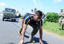 Казахстанские миротворцы буксировали тяжелую автотехнику в Великобритании Казахстанские миротворцы буксировали тяжелую автотехнику в Великобритании