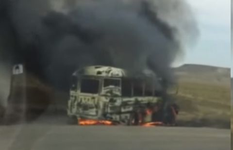 Пассажирский автобус нефтяников сгорел в Мангистау Пассажирский автобус нефтяников сгорел в Мангистау