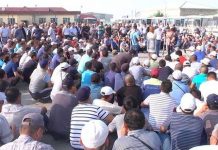 В Жанаозене несколько дней бастуют работники буровой установки В Жанаозене несколько дней бастуют работники буровой установки