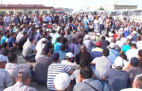 В Жанаозене несколько дней бастуют работники буровой компании В Жанаозене несколько дней бастуют работники буровой компании