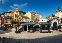 Уличный певец в Чехии впечатлил туристов исполнением песни на казахском Уличный певец в Чехии впечатлил туристов исполнением песни на казахском