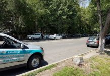 Очевидцы сняли на видео мужчину с автоматом в Алматы Очевидцы сняли на видео мужчину с автоматом в Алматы