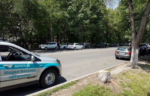 Очевидцы сняли на видео мужчину с автоматом в Алматы Очевидцы сняли на видео мужчину с автоматом в Алматы