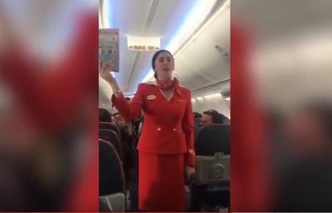 Бортпроводница «Аэрофлота» объяснила правила безопасности под гул футболистов и рассмешила пассажиров Бортпроводница "Аэрофлота" объяснила правила безопасности под гул футболистов и рассмешила пассажиров