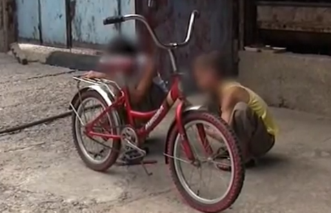 В Шымкенте ВИЧ-инфицированный по вине врачей ребёнок выживает в разваливающейся времянке В Шымкенте ВИЧ-инфицированный по вине врачей ребёнок выживает в разваливающейся времянке