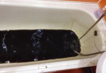 В Актау из-под крана течёт «нефтяная вода» В Актау из-под крана течёт "нефтяная вода"