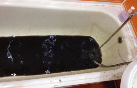 В Актау из-под крана течёт «нефтяная вода» В Актау из-под крана течёт "нефтяная вода"