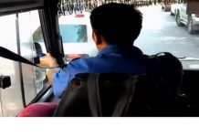 Водитель алматинской маршрутки высовывает в окно зеркало, чтобы проверить обстановку на дороге Водитель алматинской маршрутки высовывает в окно зеркало