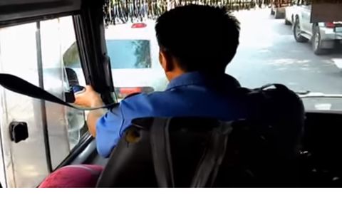 Водитель алматинской маршрутки высовывает в окно зеркало, чтобы проверить обстановку на дороге Водитель алматинской маршрутки высовывает в окно зеркало