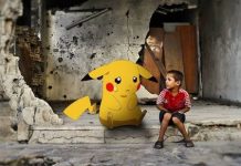 Сирийские дети фотографируются с покемонами, чтобы их тоже нашли Сирийские дети фотографируются с покемонами