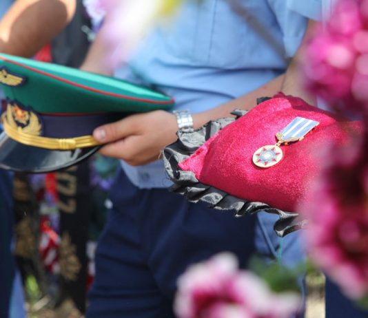 Погибшего при теракте в Алматы пограничника посмертно наградили медалью Погибшего при теракте в Алматы пограничника посмертно наградили медалью