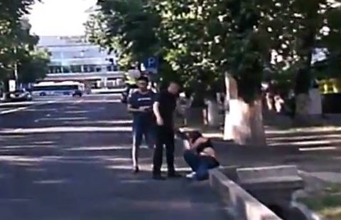 Пьяная девушка бросалась под машины и спровоцировала ДТП в Алматы Пьяная девушка бросалась под машины и спровоцировала ДТП в Алматы