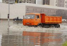 Потоп в Астане парализовал движение на одном из участков проспекта Момышулы Потоп в Астане парализовал движение на одном из участков проспекта Момышулы