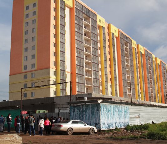 Дольщики ЖК «Медина» силой прорвались в свой недостроенный дом