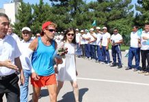 Американский ультрамарафонец Дин Карназес прибежал в Шымкент