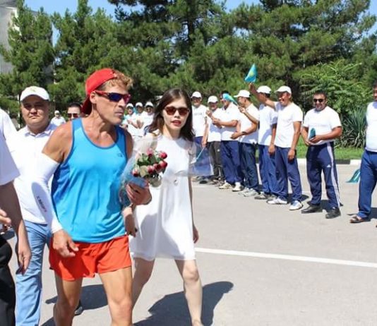 Американский ультрамарафонец Дин Карназес прибежал в Шымкент