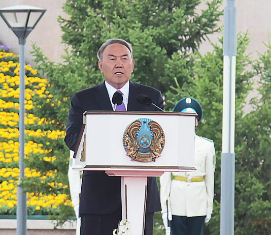 Назарбаев поздравил Астану с совершеннолетием и вручил погоны молодым офицерам