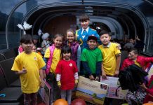 Женщины-военнослужащие прокатили детей из малообеспеченных семей на пароходе в Астане