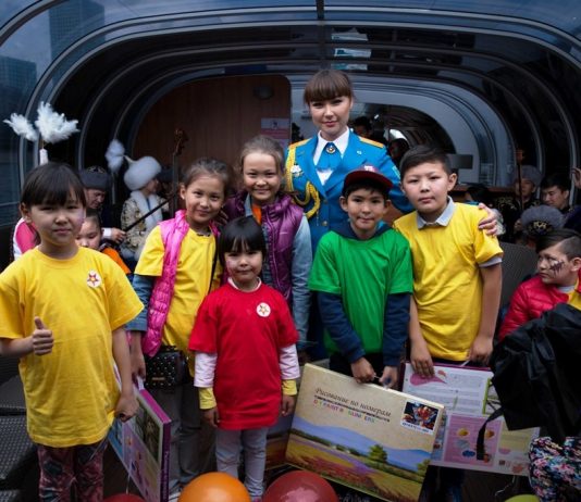 Женщины-военнослужащие прокатили детей из малообеспеченных семей на пароходе в Астане