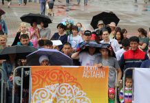 Астанчане под дождём угощались блюдами от лучших поваров столицы