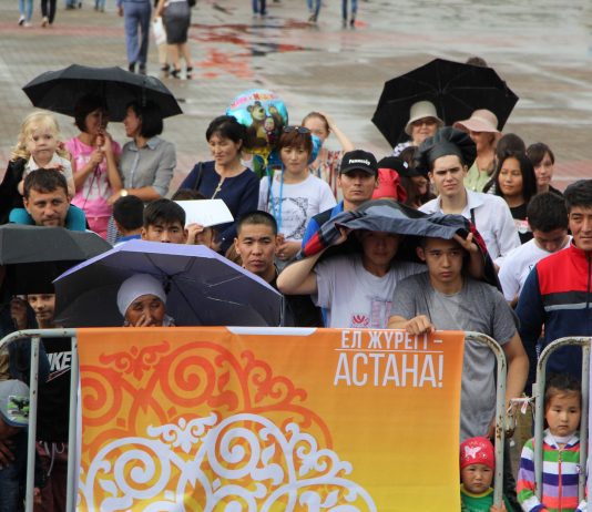 Астанчане под дождём угощались блюдами от лучших поваров столицы