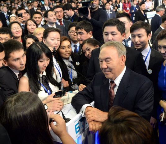 Я горжусь, что ни один молодой казахстанец нигде в мире не батрачит – Назарбаев Я горжусь