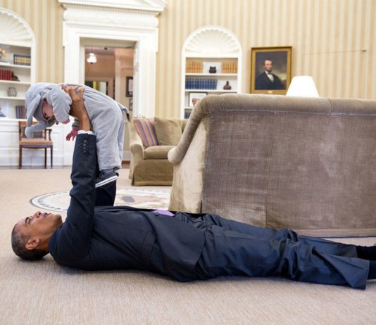 Фотографии лежащего на полу Барака Обамы опубликовал Белый Дом