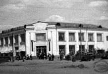 18 ей уже. В День столицы астанинцы боролись с лужами и делились чёрно-белыми фотографиями