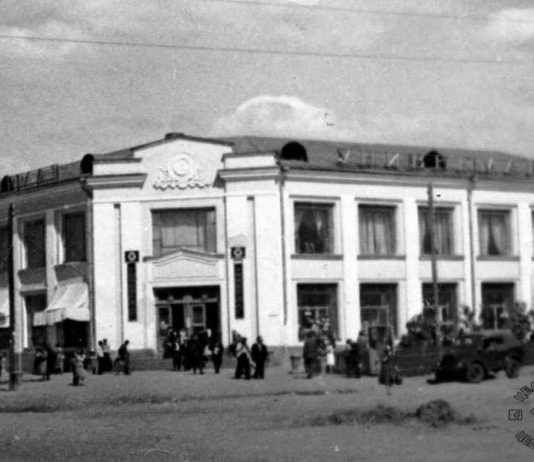 18 ей уже. В День столицы астанинцы боролись с лужами и делились чёрно-белыми фотографиями