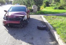 В Алматы водитель снёс забор и потерял колёса во время ДТП