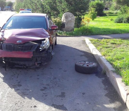 В Алматы водитель снёс забор и потерял колёса во время ДТП