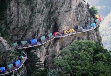 Сотни туристов в Китае переночевали на узкой тропинке над пропастью