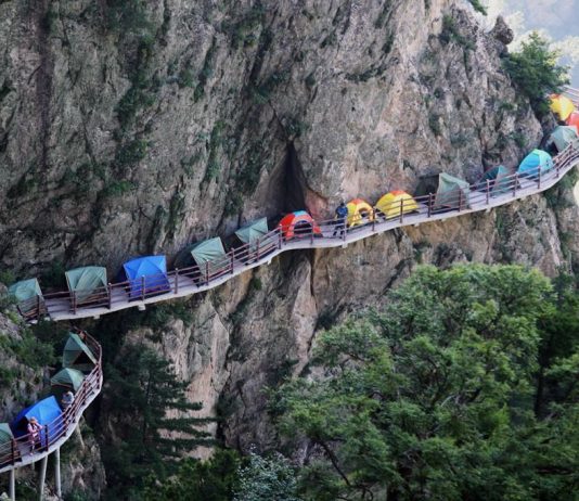 Сотни туристов в Китае переночевали на узкой тропинке над пропастью