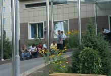 Родственники раненых в перестрелке в Алматы собрались у больницы