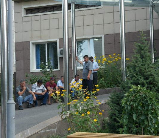 Родственники раненых в перестрелке в Алматы собрались у больницы