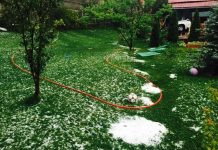 Град в Алматы разбил стёкла авто и пробил забор