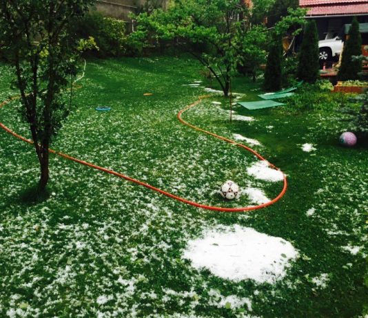 Град в Алматы разбил стёкла авто и пробил забор