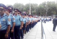 Сотни людей в Алматы пришли проводить в последний путь полицейских-героев