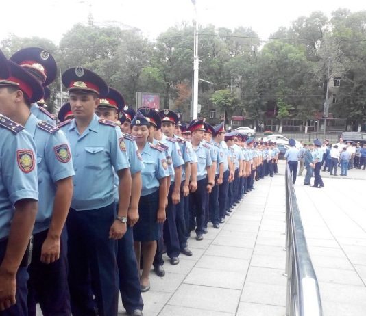 Сотни людей в Алматы пришли проводить в последний путь полицейских-героев