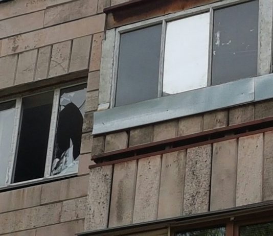 В съёмной квартире Руслана Кулекбаева разбиты стёкла