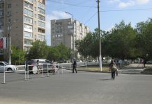 Актюбинцы обеспокоены ограждениями и усиленными нарядами полиции на некоторых улицах