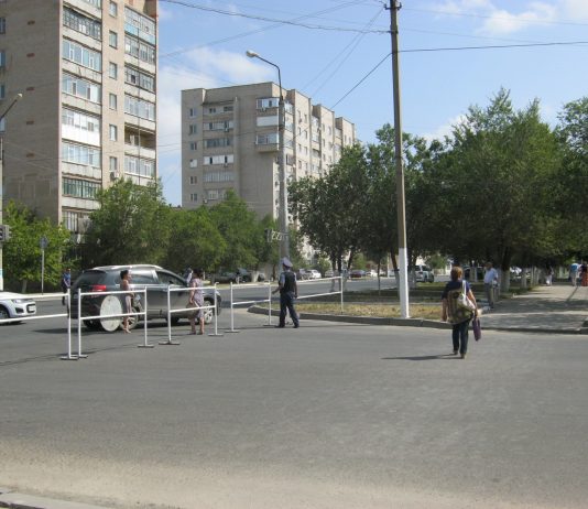 Актюбинцы обеспокоены ограждениями и усиленными нарядами полиции на некоторых улицах