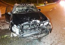 В Алматы машина врезалась в билборд и перевернулась В Алматы машина врезалась в билборд и перевернулась